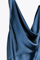 Vestido midi azul petróleo de satén, con escote drapeado y corte al bies.