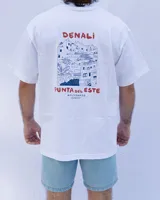 Remera blanca de algodón con cuello redondo y bolsillo en el pecho con estampado de montaña.