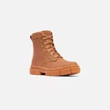 Bota de cuero negra con cordones, suela de goma y tirador trasero.