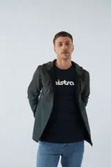 Campera negra con capucha ajustable, mangas largas y fit regular. Tiene logo estampado y en grifa de plástico, y un bolsillo en el pecho.