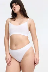 Top color piel, de microfibra seamless con dibujo de trenza, sin aro ni copa, con breteles regulables y cierre de tres posiciones en la espalda.