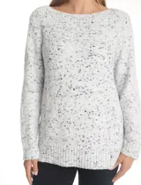 Buzo de chenille jaspeado en tonos grises y blancos, con escote bote, manga larga y ruedo con aberturas laterales.