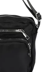 Bandolera negra de poliéster con correa ajustable y múltiples bolsillos con cierre.