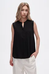 Blusa viscosa color negro, corte evasé, sin mangas, con cuello a la base y botón en la parte superior.