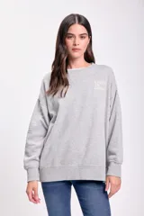 Buzo deportivo de algodón color gris claro con estampa frontal con texto en color crema.