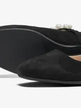 Bailarinas negras de punta redonda con tira sobre el empeine decorada con perlas.