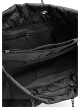 Bolso negro tipo shopper con diseño acolchado en forma de rombos y asas de cadena metálica.