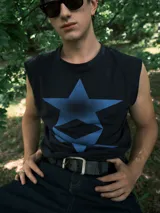 Musculosa negra con estampado de una estrella azul en el frente.