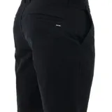Bermuda de gabardina negra, corte recto, con bolsillos laterales y traseros.