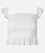 Blusa blanca con escote cuadrado, confeccionada en viscosa con hilo metalizado y lastex. Presenta volados en los breteles y en el bajo.