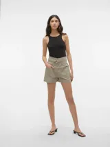 Short color beige con cinturón con hebilla metálica, bolsillos delanteros y traseros.