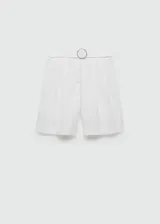 Short blanco de lino con tiro alto, corte recto, cinturón decorativo, bolsillos laterales y cierre oculto con botón, gancho y cremallera.