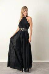 Mono de lurex plisado color negro, con cuello halter y corte ancho.