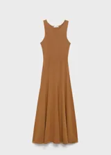 Vestido largo de tejido de punto fino color camel, sin mangas y con cuello redondo. Presenta un corte evasé que se ajusta al cuerpo en la parte superior y cae con vuelo en la falda.