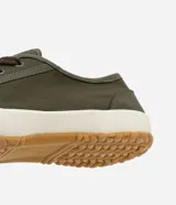 Championes casuales color verde militar, confeccionados en sarga con recortes laterales y ajuste con cordones. Suela de goma blanca con base marrón.
