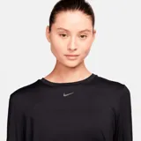 Remera deportiva negra de manga larga, con logo de Nike en el pecho.