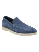 Mocasín azul de gamuza con suela color crema.