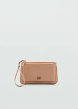 Monedero grande color beige, de tejido de nylon con logo en relieve. Tiene doble compartimento y cierre de cremallera doble. Incluye una correa de mano.