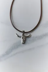 Collar con tiento encerado marrón y dije de acero quirúrgico con forma de calavera de toro (bull skull).