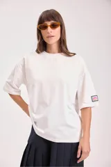 Remera blanca de corte holgado y mangas cortas.