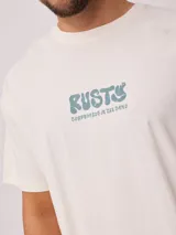 Remera de hombre color crudo, de corte recto y mangas cortas. Estampado frontal y trasero con el logo de la marca.