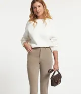 Pantalón skinny de terciopelo cotelê color marrón, con cintura mediana, bolsillos delanteros y traseros, cierre por botón y cremallera.
