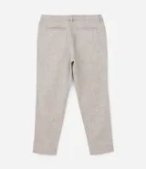 Pantalón relaxed de hombre confeccionado en tejido oxford de algodón color beige, con trabillas en la cintura y cordón para lazo.