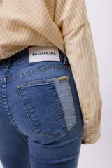 Pantalón jean oxford con recortes, de tiro alto y calce elastizado.