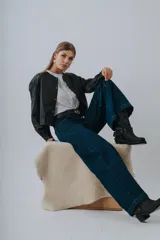 Pantalón de jean azul oscuro, de corte wide leg, tiro alto y bolsillos delanteros y traseros.