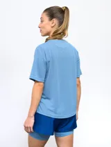 Remera deportiva celeste con logo Umbro estampado en el pecho.