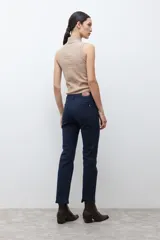 Pantalón recto de vestir color azul marino.