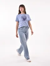 Remera lila con estampado frontal con la frase "Gracias por nada".