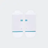 Par de medias deportivas cortas (tipo tobilleras) Stance, color negro, con tejido jaspeado gris en el empeine y detalles en azul turquesa en el talón y la puntera. Presentan la inscripción "FEEL 360" en la puntera y el logo de Stance en el talón.