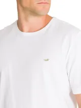 Remera blanca de jersey de algodón 100% orgánico, de manga corta y cuello redondo. Presenta un logo pequeño en el pecho.