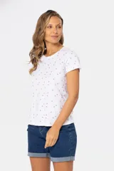 Remera color beige con estampado de flores pequeñas en azul, de cuello redondo y mangas cortas.