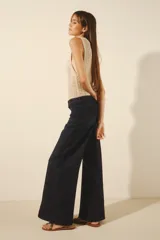 Pantalón jean de corte oxford tiro alto, confeccionado en denim azul oscuro con poco elastano.