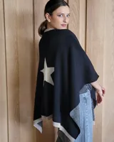 Ruana negra tejida en algodón, con una estrella color beige en la espalda y borde inferior color beige.