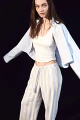Pantalón de tejido liviano de mezcla de lino y viscosa a rayas celestes y blancas. Modelo de corte holgado con elástico revestido y cordón para ajustar en la cintura. Piernas rectas con bolsillos al bies.