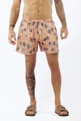 Short de baño con estampado de hojas de palmera en tonos beige, verde y naranja.