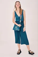 Pantalón capri de tela satinada color azul petróleo, con cintura elastizada.