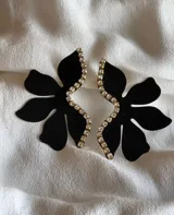 Aros negros con forma de flor y detalle de strass.