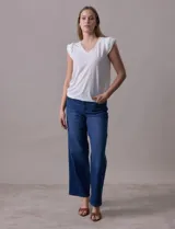 Remera blanca de modal con escote en V y detalle de puntilla en mangas y escote.