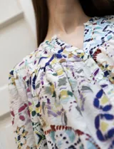 Blusa estampada marca Grand & Greene, con cuello a la base y escote en V. Tiene mangas 3/4 con puños elásticos fruncidos.
