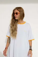 Vestido largo blanco de algodón con cuello redondo y mangas cortas.