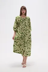 Vestido midi holgado con estampado abstracto en tonos azul marino, azul claro y blanco. Presenta cuello mao, botones frontales y cordón ajustable en la cintura.