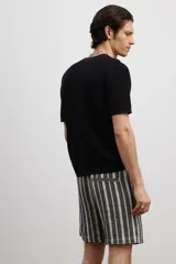 Short regular fit de algodón a rayas verticales en tonos gris y blanco, con cintura elástica ajustable con cordón, bolsillos laterales y bolsillo trasero. Corte estándar para una silueta clásica y cómoda.