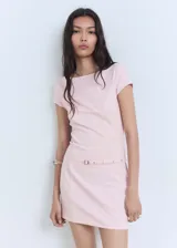 Vestido corto rosado de corte entallado, con cuello redondo y mangas cortas. Presenta un cinturón decorativo a la altura de la cintura y cierre invisible en la espalda.