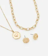 Conjunto de accesorios en baño dorado que incluye un collar de dos capas y un par de caravanas. El collar consta de una cadena fina con un dije circular que presenta un corazón en relieve y una cadena de eslabones gruesos. Las caravanas son tipo botón con el mismo diseño de corazón en relieve. Confeccionado en una mezcla de acero y aleación de zinc.
