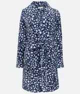 Bata corta de polar con estampado de lunares irregulares, cuello de solapa, manga larga, bolsillos delanteros y faja para atar.