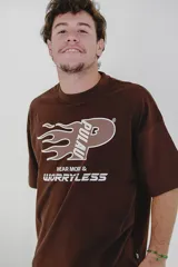 Remera marrón de algodón con cuello redondo y estampado frontal con el logo de la marca Pulau y la frase "Wear More & Worryless".